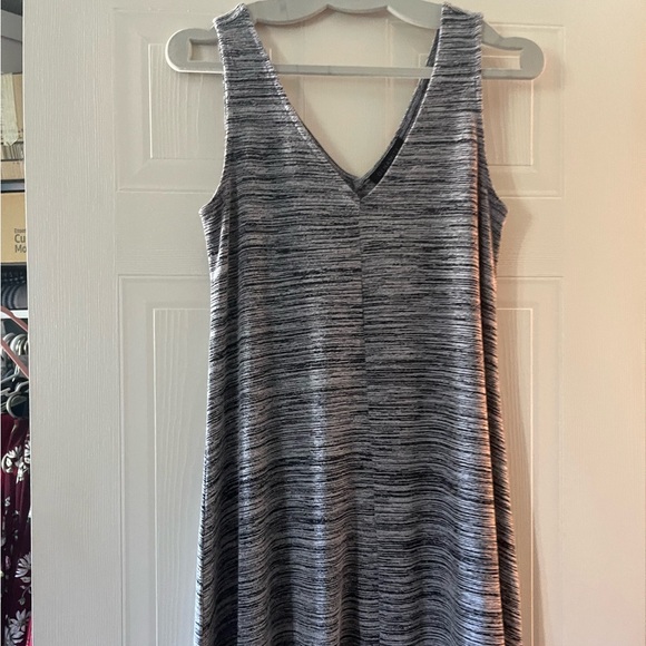 3/10$ Dynamite Size Medium Grey Dress (V neck) - Picture 4 of 5